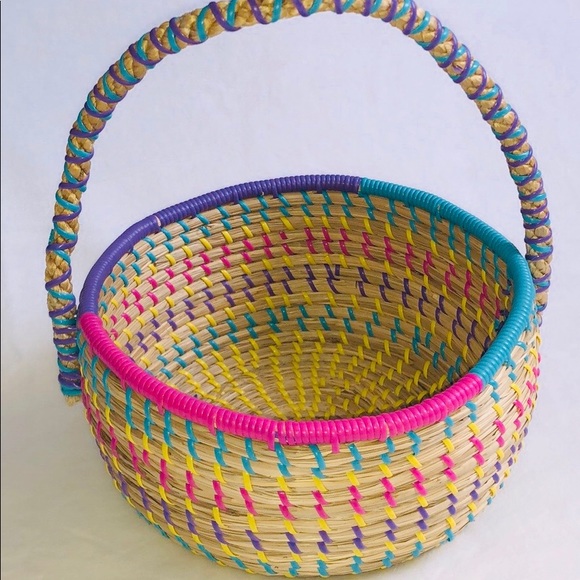 Round Basket with multicolor strings NWOT - Picture 2 of 6